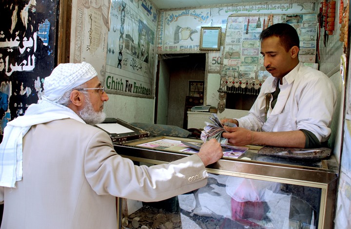 الريال اليمني يهوي مجددا والدولار بـ 1200 الريال اليمني يهوي مجددا والدولار بـ 1200