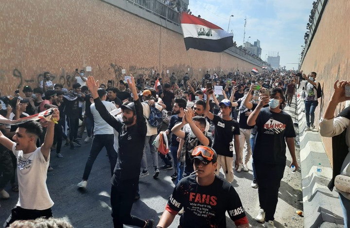 آلاف المتظاهرين بالعراق يتدفقون للشوراع بذكرى الحراك (شاهد)