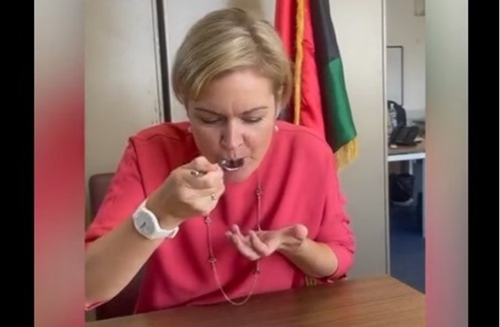 سفيرة بريطانيا بليبيا تتناول عصيدة المولد وتبدي رأيها (فيديو)