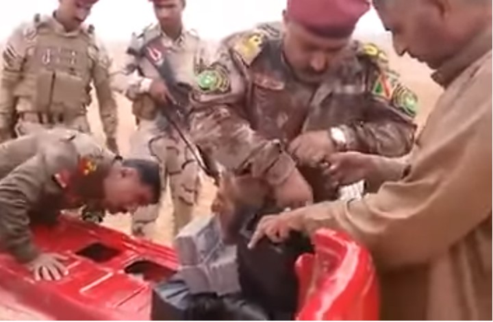 الأمن العراقي يضبط رزم أموال قال إنها "رواتب داعش" (فيديو)