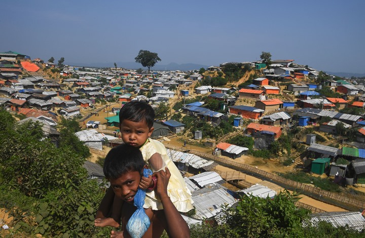 بنغلاديش تنقل "لاجئي الروهينغا" لجزيرة تضربها أعاصير وفيضانات