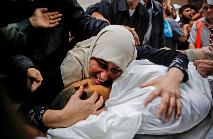 مؤلم.. أم تبكي طفلها الذي قتله الاحتلال في غزة (شاهد)