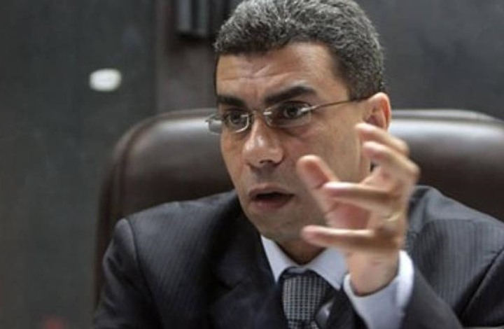 "صحفي السيسي" يروج لعدم وجود كوادر مصرية إلا بالجيش؟