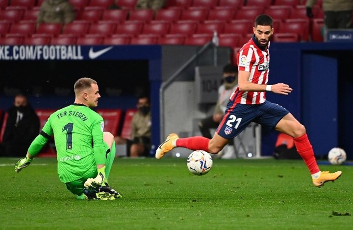 أتليتيكو مدريد يحقق فوزا ثمينا على برشلونة ويرتقي للصدارة أتليتيكو مدريد يحقق فوزا ثمينا على برشلونة ويرتقي للصدارة