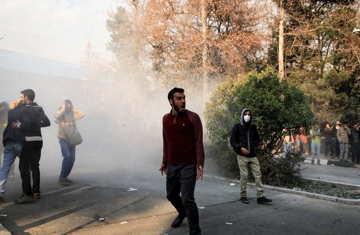 الإصلاحيون بإيران ينتقدون الاحتجاجات.. وأول تعليق لخامنئي