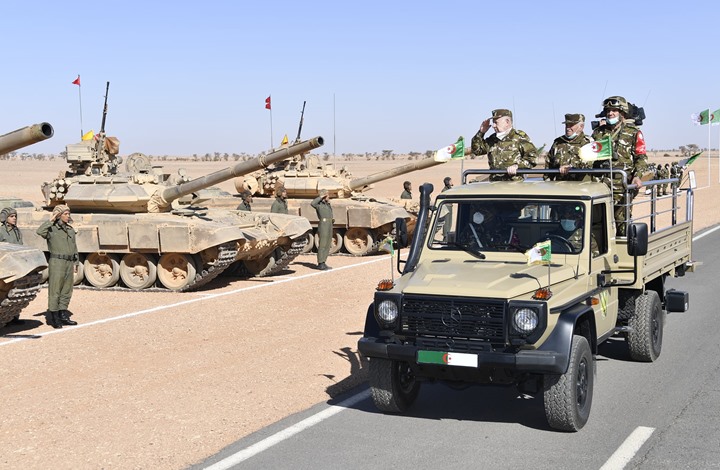 مناورات عسكرية للجيش الجزائري قرب الحدود المغربية