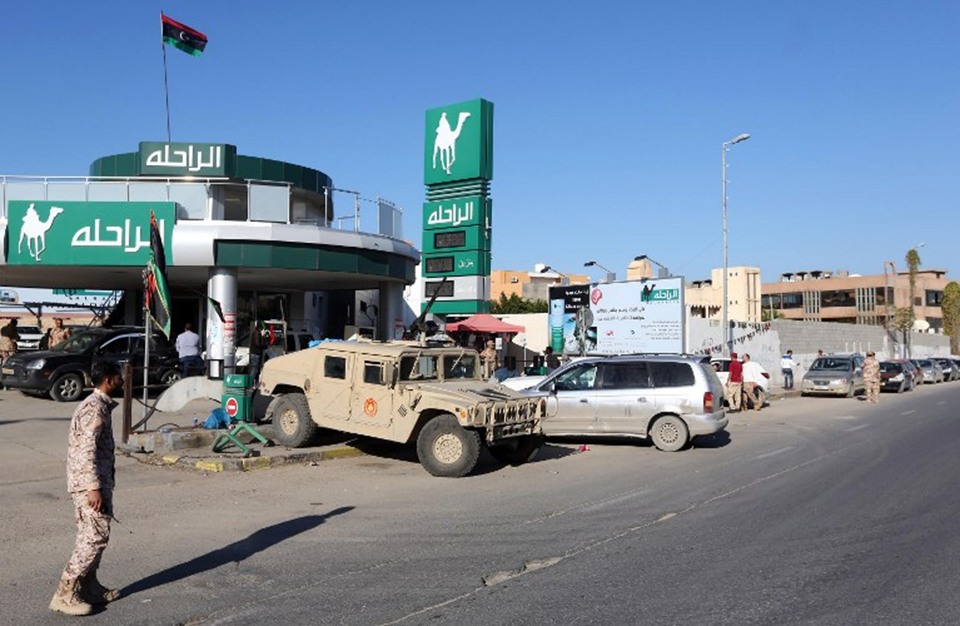 نفط ليبيا بين الأزمات المالية وغياب الأمن.. ماذا تفعل الحكومة؟