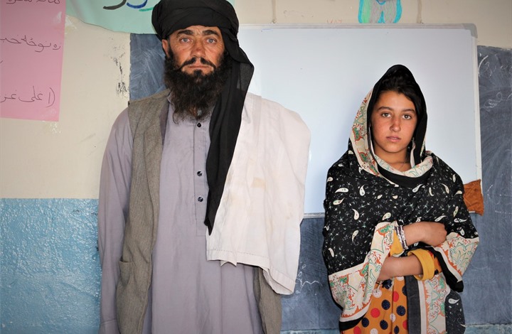 أفغاني يسافر 12 كيلومترا يوميا لتعليم بناته (صور)