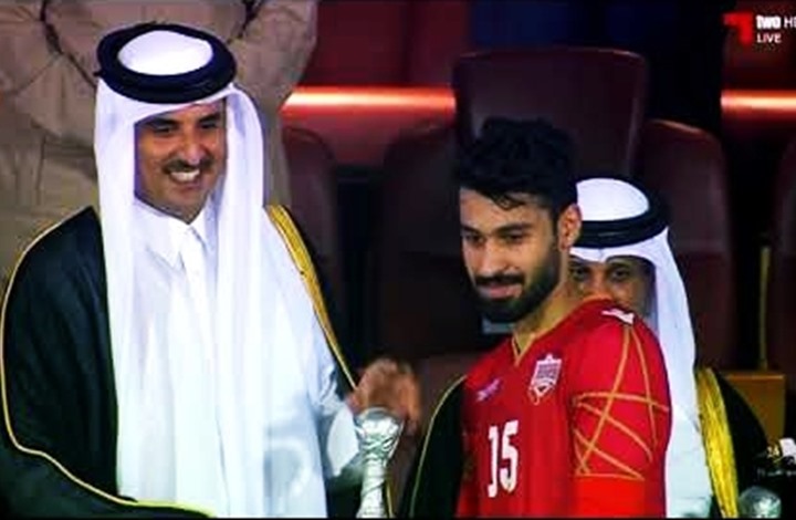 أمير قطر يُسلم كأس الخليج للمنتخب البحريني (شاهد)