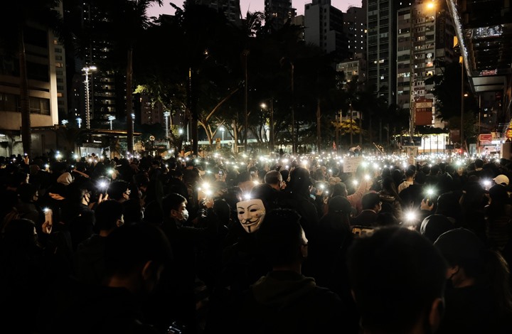 بملابس سوداء.. مئات الآلاف بهونغ كونغ يطالبون بالديمقراطية (شاهد)