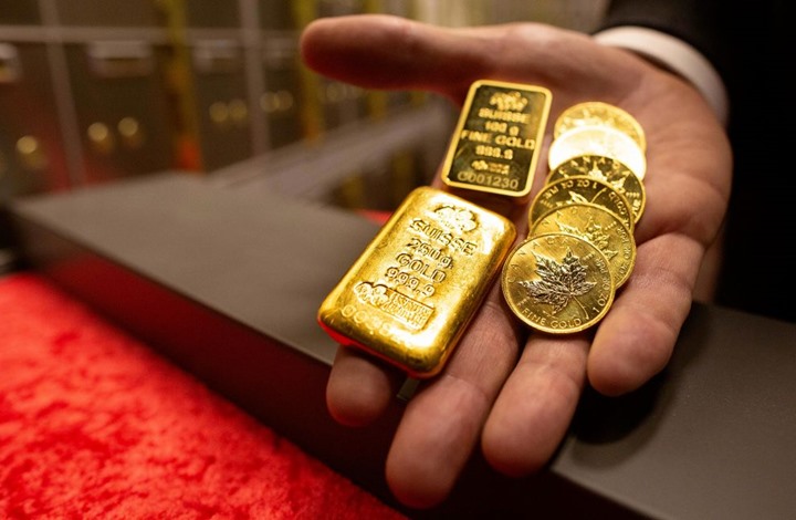 صعود الدولار يهبط بأسعار الذهب من ذروة 3 أسابيع