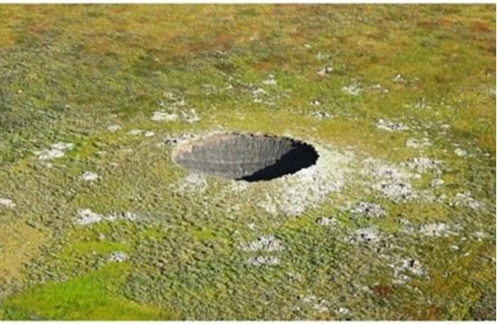 علماء يكشفون أسباب تكون حفر هائلة في سيبيريا (صور)
