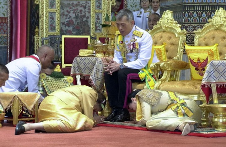 رغم تفشي كورونا ببلاده.. ملك تايلاند ينعزل مع 20 امرأة بألمانيا