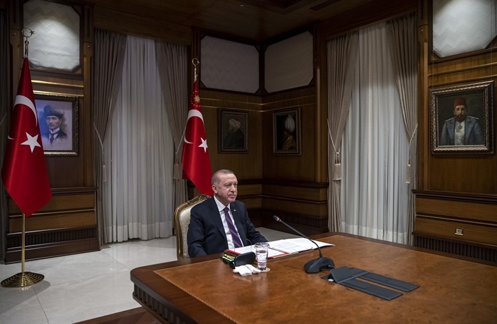 سلاطين عثمانيون في لقاء أردوغان بماكرون.. ذكّره بـ"القانوني"