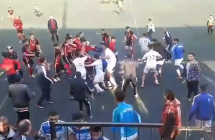 مباراة كرة قدم بسوريا تتحول إلى "نزال عنيف للمصارعة" (شاهد)