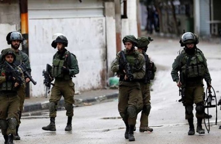 اعتقالات وإصابات بالضفة.. والاحتلال يقيد نشاط محافظ القدس