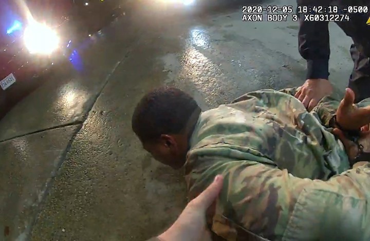 جندي أمريكي أسود يقاضي الشرطة بعد توقيفه بعنف (فيديو)