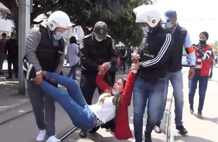 إصابات واعتقالات إثر فض تظاهرة لمعلمين بالرباط (صور)