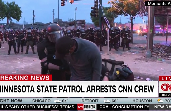 اعتقال صادم لمراسل "CNN" في أثناء تغطية احتجاج مينيابوليس