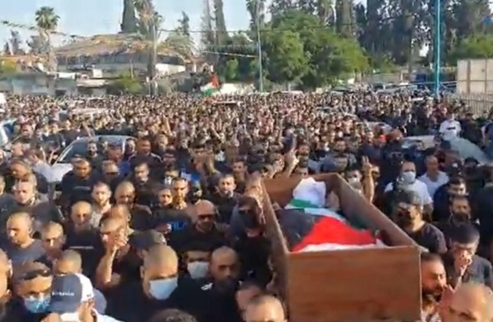 آلاف يشيعون شهيد اللد ومواجهات عنيفة مع شرطة الاحتلال (شاهد) آلاف يشيعون شهيد اللد ومواجهات عنيفة مع شرطة الاحتلال (شاهد)