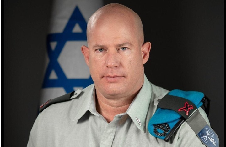 صحفي إسرائيلي يترك مؤتمرا للناطق العسكري: يمارس التضليل
