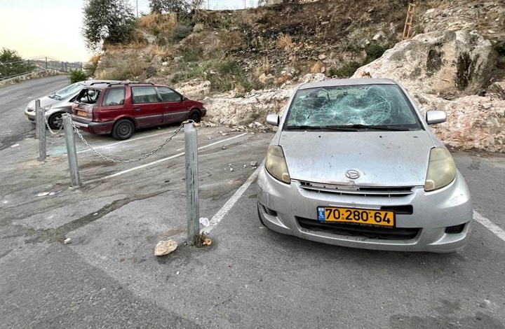 مستوطنون يهاجمون أحياء بالقدس.. وقمع بالشيخ جراح (فيديو) مستوطنون يهاجمون أحياء بالقدس.. وقمع بالشيخ جراح (فيديو)