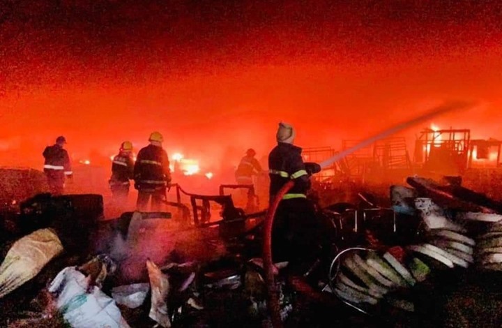 حريق ضخم في سوق للأثاث المستعمل وسط بغداد (شاهد)