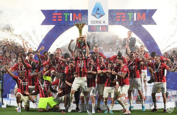 ميلان يتوج بلقب الدوري الإيطالي لأول مرة منذ منذ 2011 ميلان يتوج بلقب الدوري الإيطالي لأول مرة منذ منذ 2011