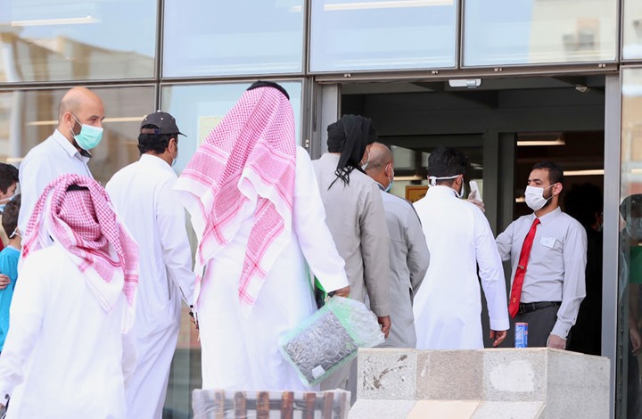 السعودية: ترحيل أي مقيم لا يلتزم بارتداء الكمامة.. وجدل