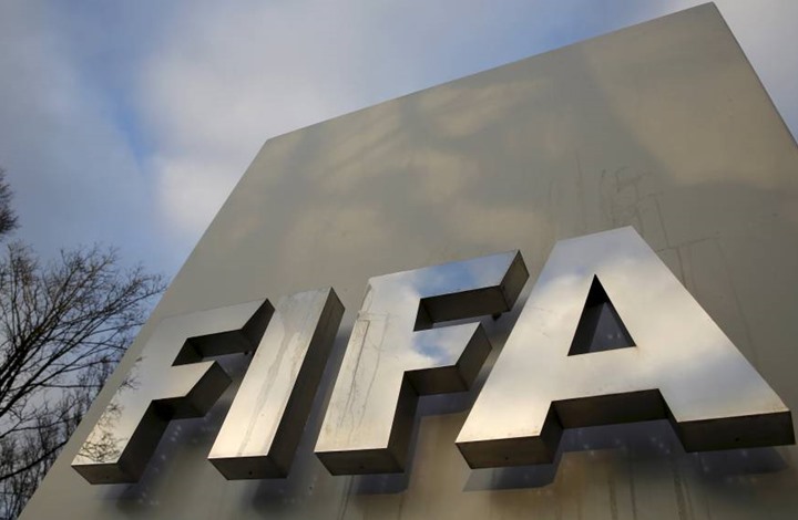 فيفا يصدم السودانيين ويجمد الأنشطة الكروية في البلاد.. لماذا؟