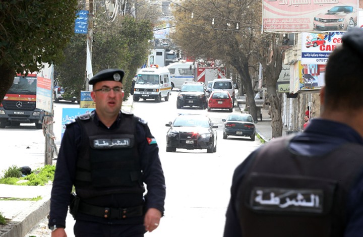 أردني يقتل طفلتيه ويدفنهما بحفرة في منزله (فيديو) أردني يقتل طفلتيه ويدفنهما بحفرة في منزله (فيديو)