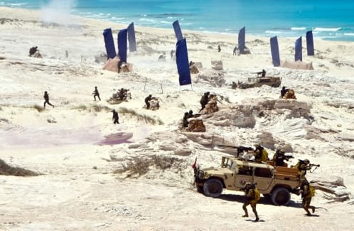 الجيش المصري ينفذ عملية برمائية قرب حدود ليبيا (شاهد)