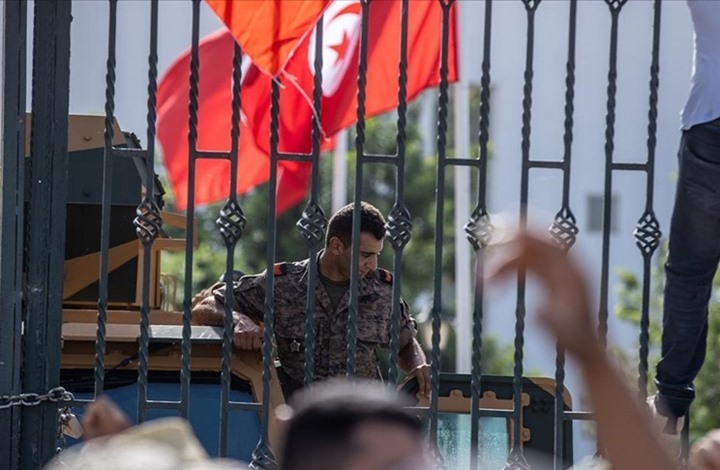 كوربين: أحداث تونس تحمل كل بصمات الانقلاب