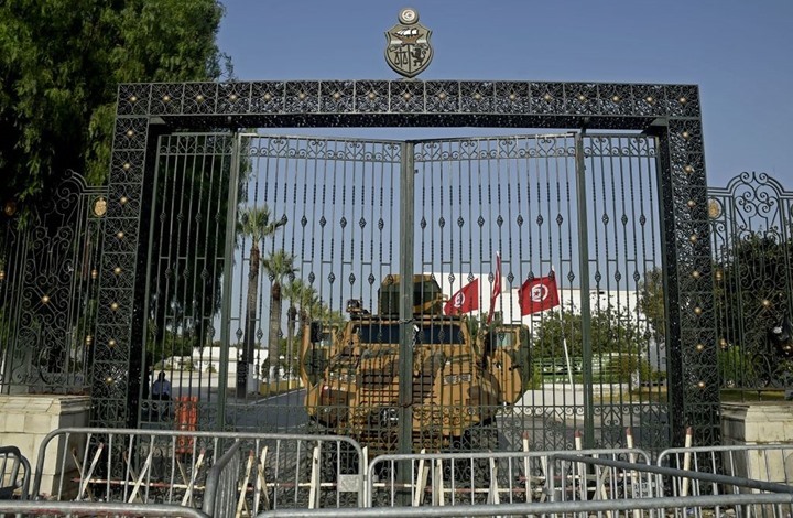 FT: على الغرب استخدام أوراق نفوذه قبل ضياع تونس