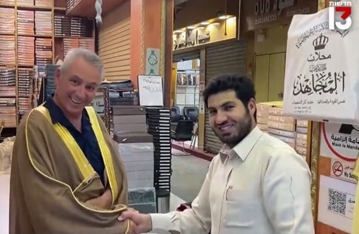 مراسل إسرائيلي جديد يزور السعودية ويتجول في مساجدها مراسل إسرائيلي جديد يزور السعودية ويتجول في مساجدها