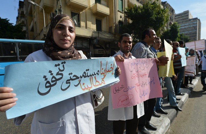أزمة صحية تواجه المصريين بفعل التراجع الحاد بعدد الأطباء