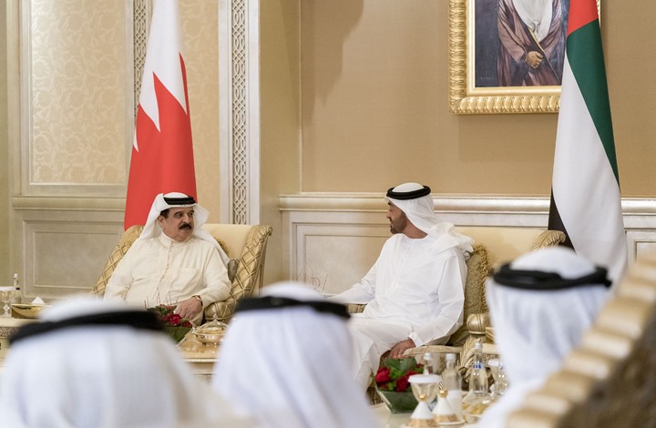 ملك البحرين يهنّئ ابن زايد باتفاق التطبيع مع الاحتلال
