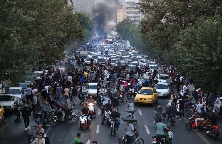 احتجاجات غاضبة ومسيرات مؤيدة بإيران.. والجيش يعلق