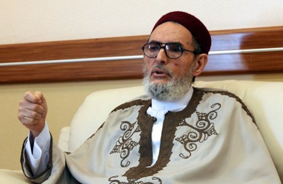 مفتي ليبيا يطالب بمواجهة "حفتر" بالسلاح وإفشال مشروعه