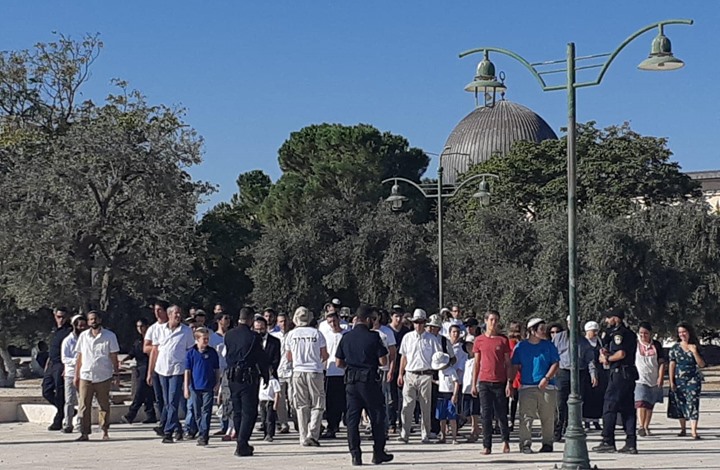 عشرات المستوطنين يقتحمون المسجد الأقصى (شاهد)