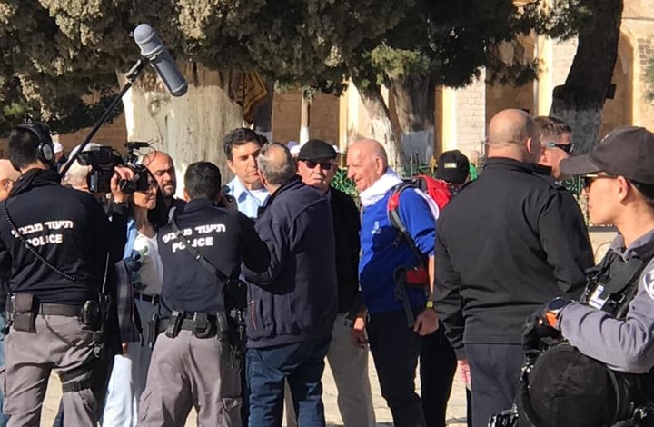 قائد شرطة الاحتلال يقتحم الأقصى وقبة الصخرة (شاهد)