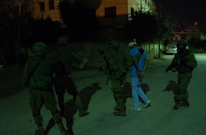 الاحتلال يشن حملة اعتقالات ومداهمات في الضفة الغربية (شاهد)