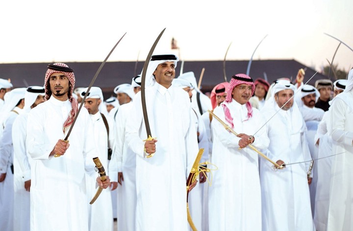 تميم يؤدي "رقصة العرضة" خلال الاحتفال باليوم الوطني (شاهد )