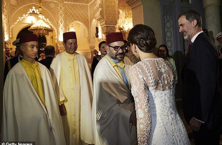عاهل المغرب يفاجئ ملكة إسبانيا عندما شعرت بالبرد (شاهد)