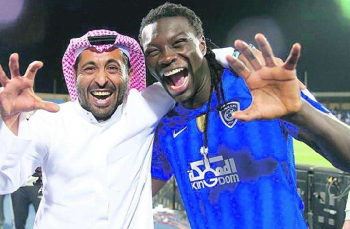 رئيس الهلال السعودي يقدم هدية "غريبة" للمهاجم غوميز (شاهد)