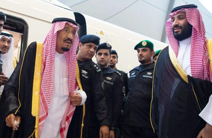 ابن سلمان يقبّل أقدام والده أثناء ذهابه إلى مصر (شاهد)