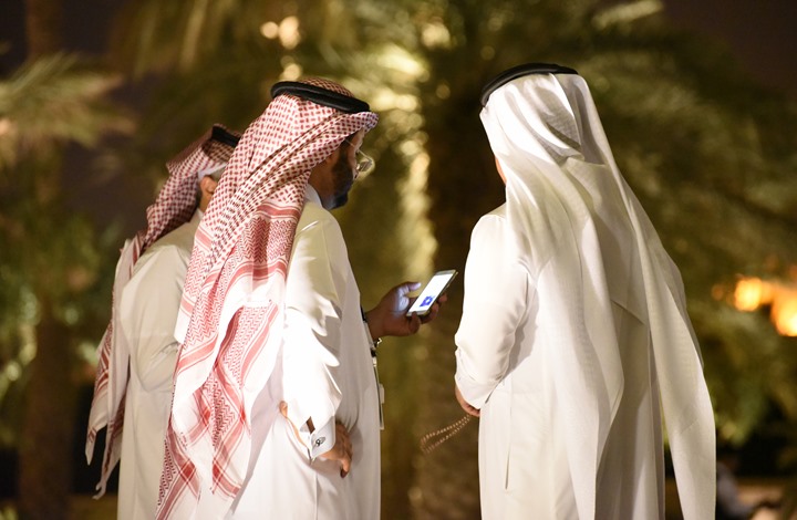"روبوت" في السعودية يؤدي رقصات شعبية ويثير جدلا (شاهد)