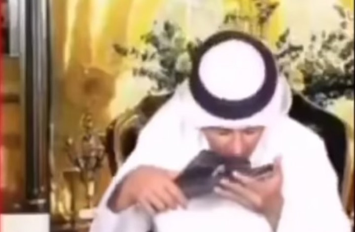 مذيع إماراتي يقبّل نعلا لابن زايد ويثير السخط (شاهد)