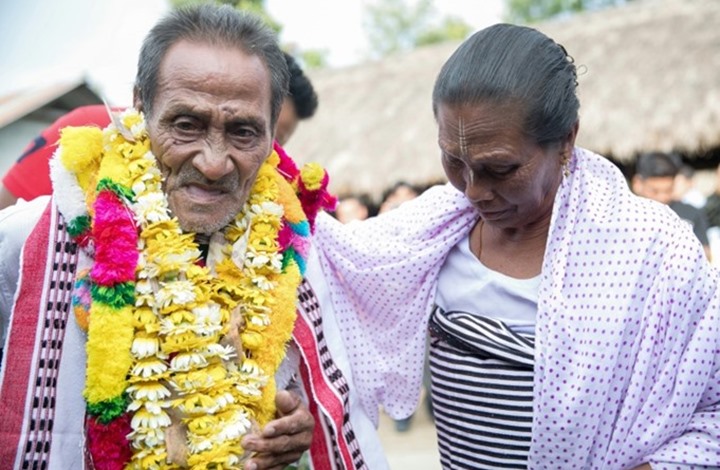 أغنية هندية شهيرة تعيد عجوزا لذويه بعد 40 عاما