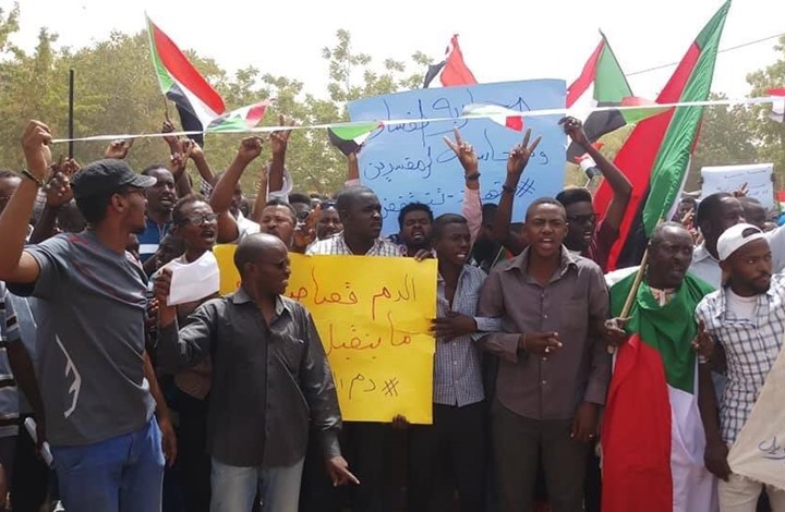 سودانيون يستكملون اعتصامهم أمام مقر قيادة الجيش (شاهد)